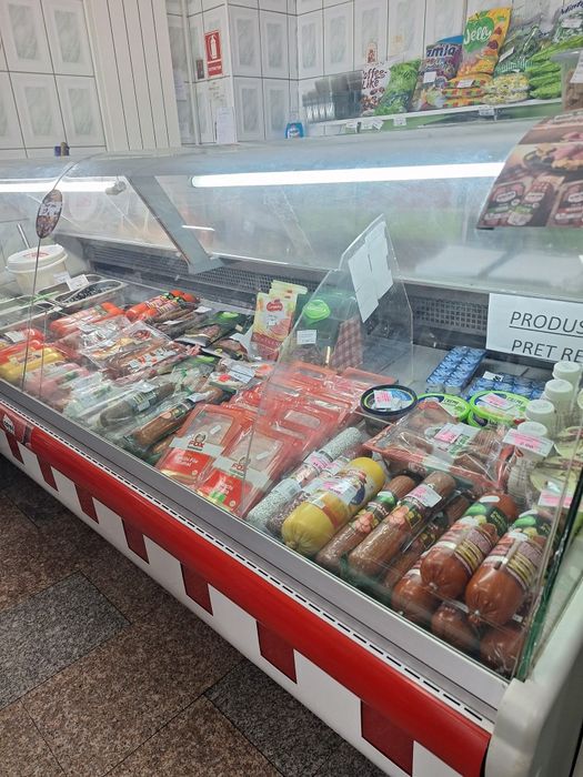 Vând vitrina cu 3 uși.