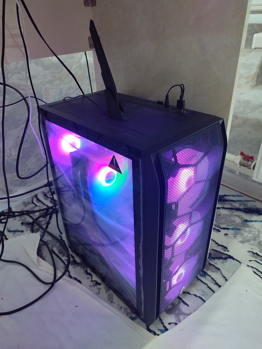 Kompyuter sotiladi 2ta monitor va igrovoy mishka bilan