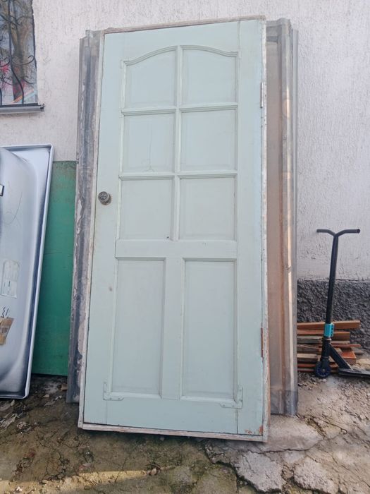 Дверь деревянный