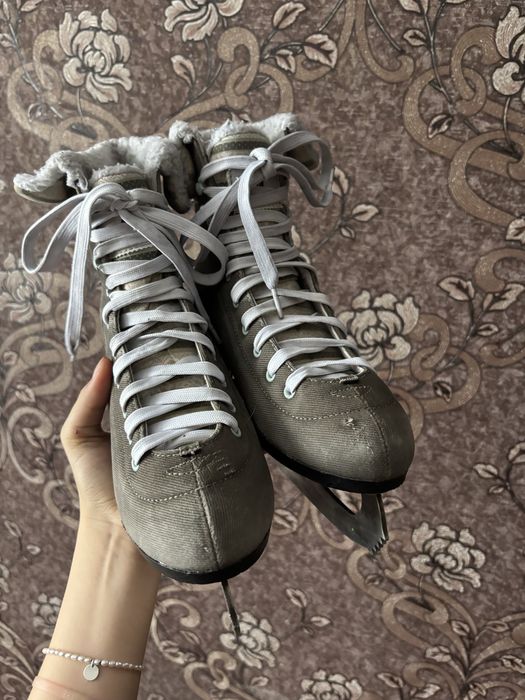 Продам коньки 40 размер