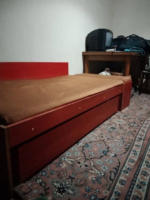 Кровать детская. Размер 200 см на 85 см. Высота 35 см.