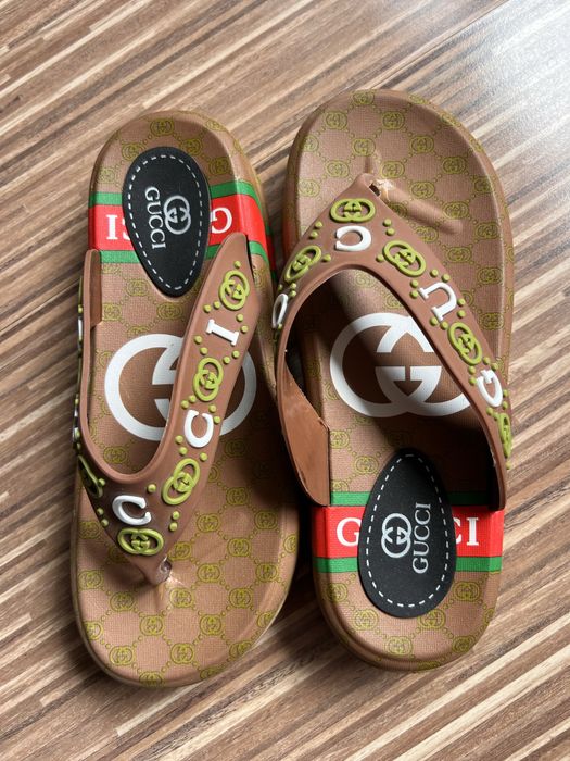 Papuci plaja noi nouti