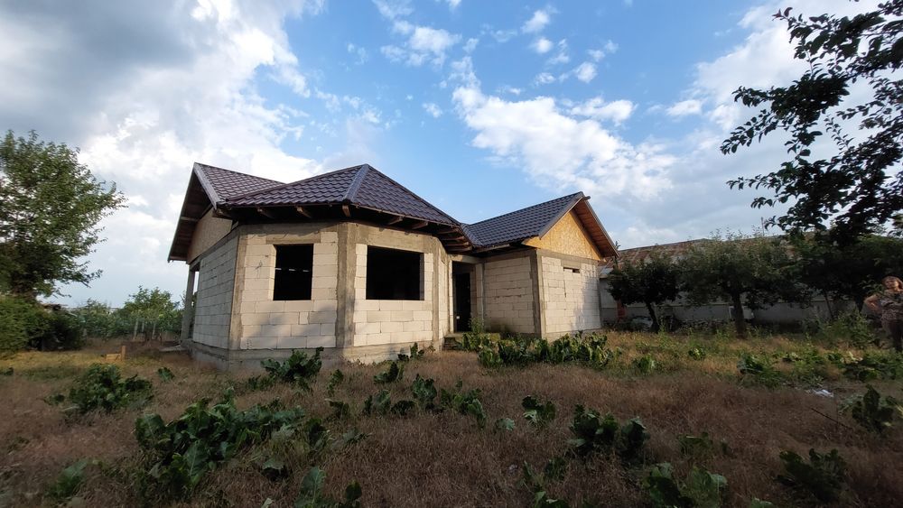 Vând casă la roșu în Mirceștii Noi