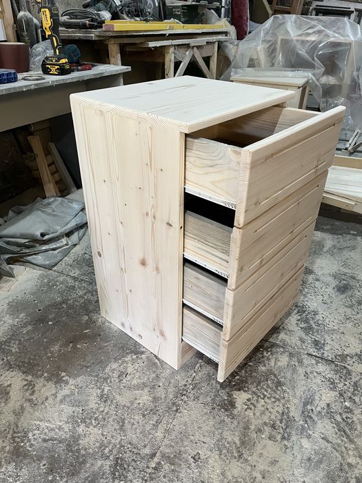 Скрин с четири чекмеджета