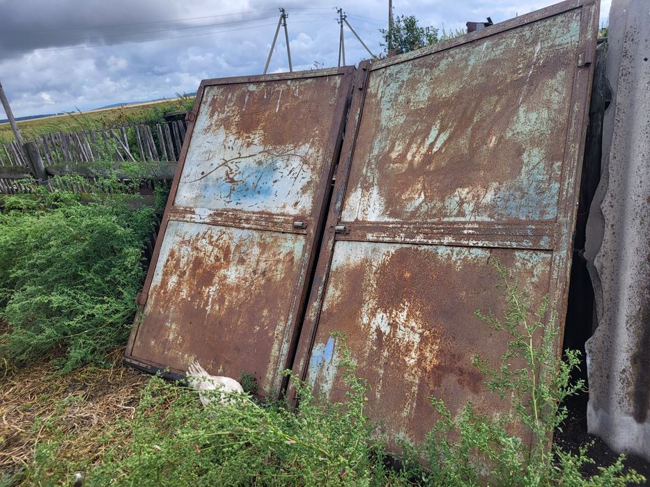 Продам ворота на гараж металлические