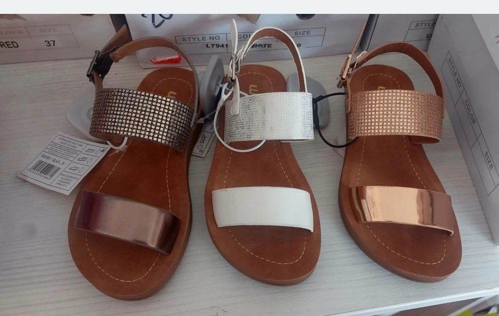 Vand stoc magazin cu haine si incaltaminte