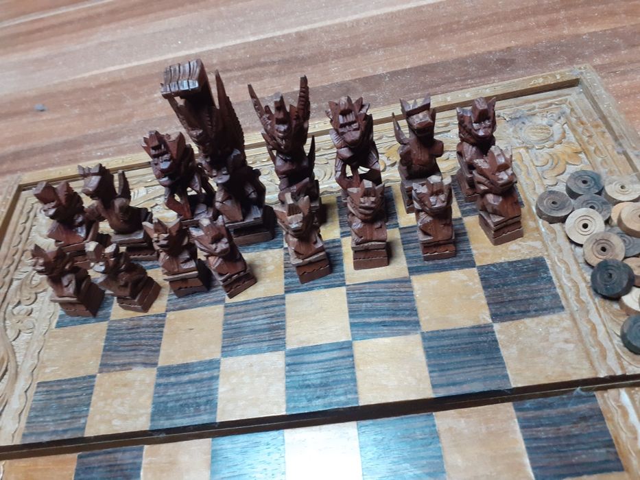 Шах  и табла  дърворезбован