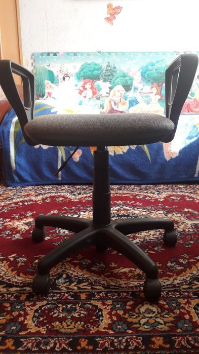 Компьютерное кресло без спинки