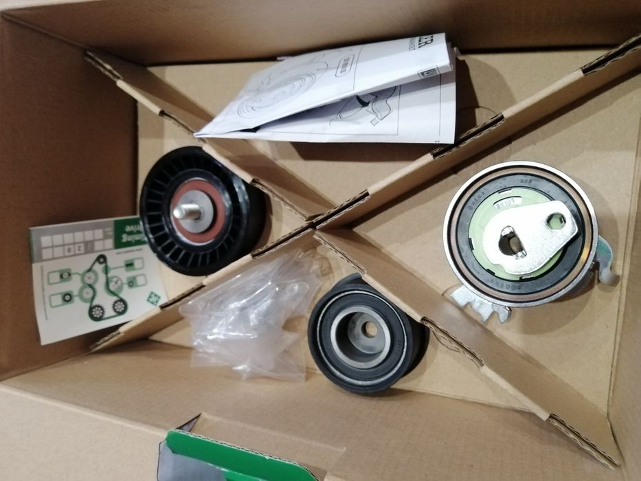 Нов комплет ролки и ангренажен ремьк