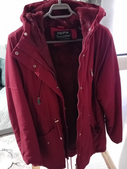 Vând  Costum de damă( fusta nouă),Geacă de iarnă ( purtată de câteva ori), rochie neagră (nouă), rochie roz pudră ( purtată doar o singură dată)