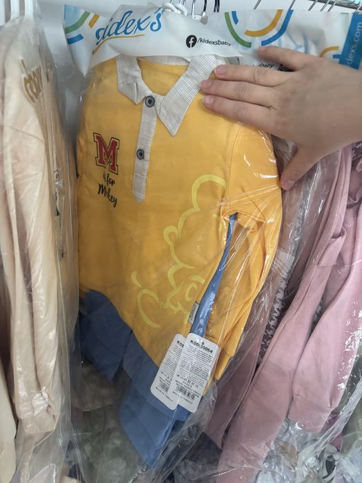 Разпродажба на детски дрехи от затворил магазин