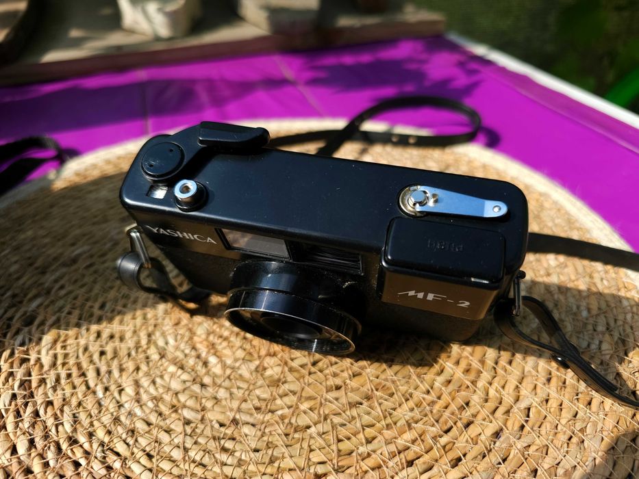 Aparat foto pe film Yashica MF-2  (Aparatul practic pentru lomografie)– Focus Fix, cu Blit, Funcțional + Husă