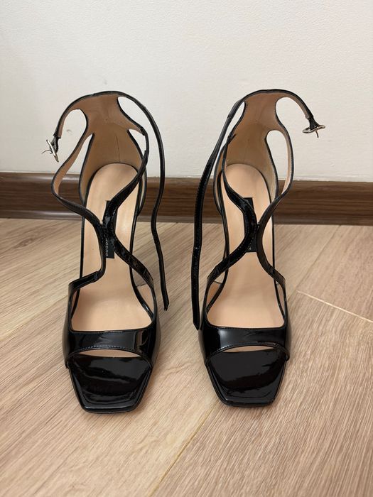 Совершенно новые босоножки