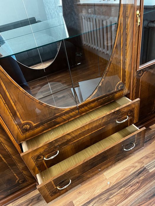 классический шкаф-витрина