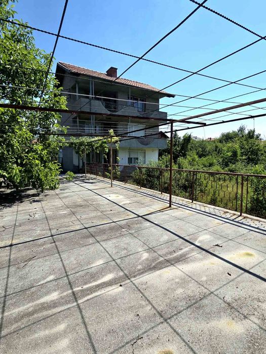 Масивна триетажна къща с.Горна Гращица