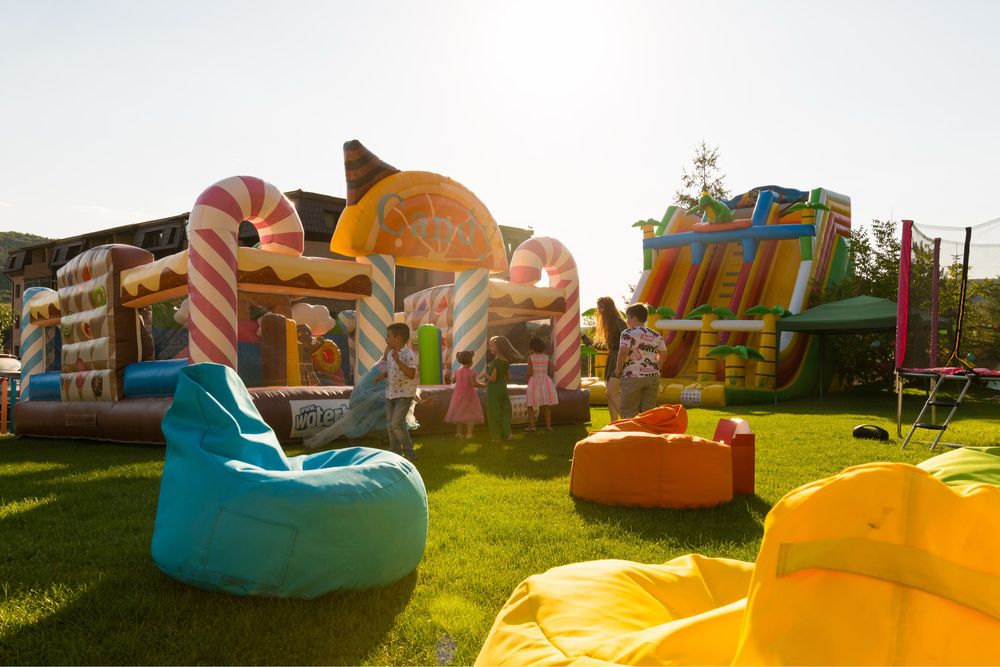 Se vinde loc de joaca interior-exterior