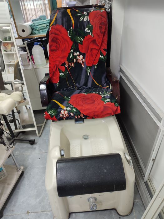 Продается  зеркало,  педикюрное кресло