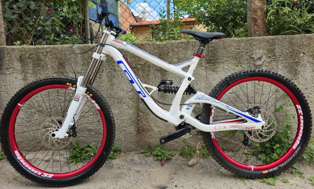 GT Fury 27.5 Expert Downhill,  Rockshox Domain, Fox Shox Алуминиев велосипед