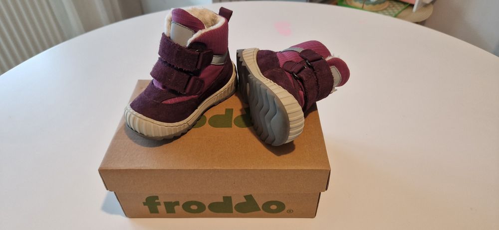 Vând ghetute Froddo