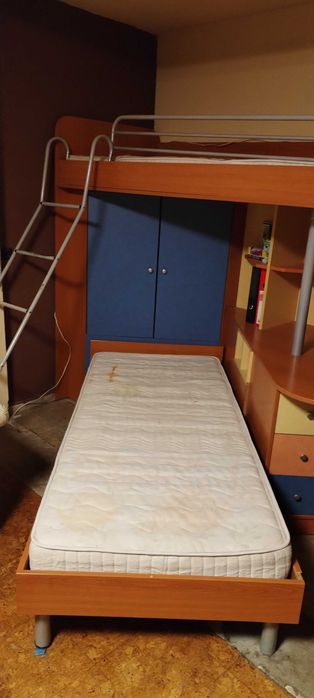 Двуетажно легло с бюро и гардероб