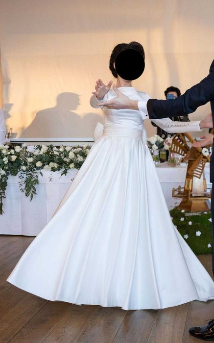 Doua Rochii de mireasa, simple, elegante pentru un moment unic în viața