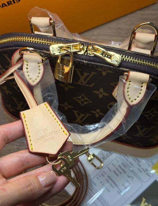 Geanta mini model Alma,super calitate, curea detasabila umăr, lacatel metalic, saculet, etichetă