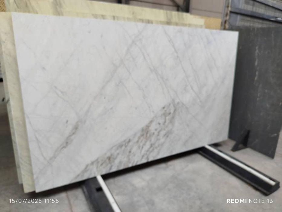 Мрамор белый в плитках, слэбах