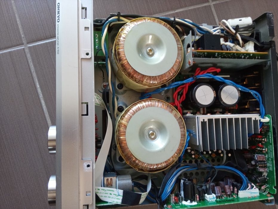 Vând amplificator ONKYO A-933
