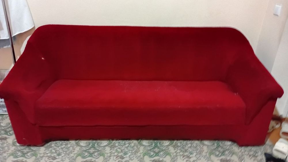 Qizil rossiski divan