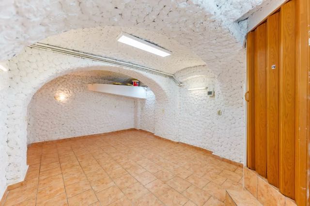 Vând spațiu comercial ultracentral, 27mp la demisol in Arad, strada Crișan. Pretabil pentru birou, cabinet, spațiu comercial, salon.
