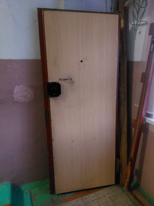 Продам железную дверь