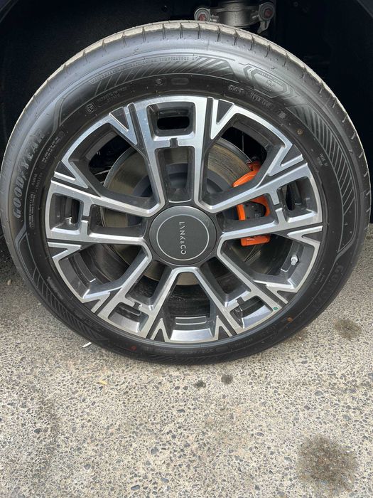 LYNK&CO 900 1.5T 2025 Oq va Qora rangda