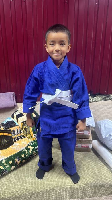 Продам кимоно, борцовки, шлем