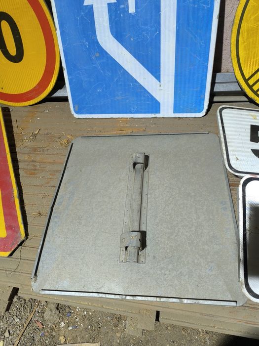 Дорожные знаки б/у