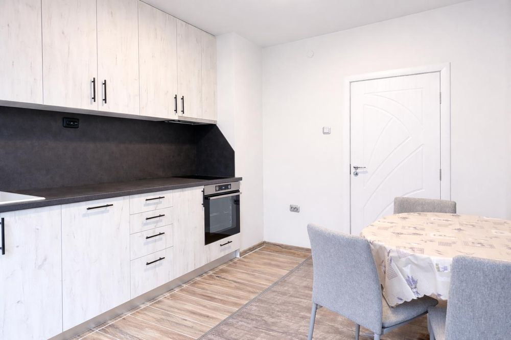 Дава се под наем Тристаен апартамент в Пловдив, Младежки Хълм - 85 кв.м за 677.79 € - Снимка #1