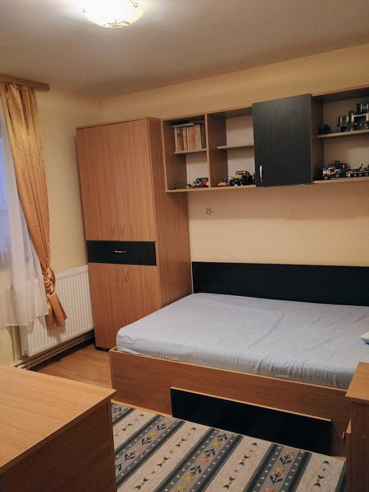 Vând apartament 2 camere, decomandat, 2 balcoane, mobilat, utilat, izolat interior (vată+rigips) inclusiv tavanele și pereții