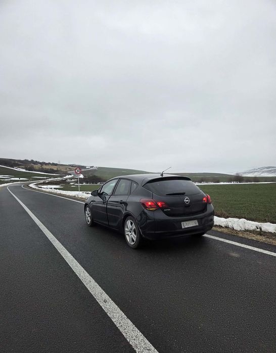 Vând Opel Astra J