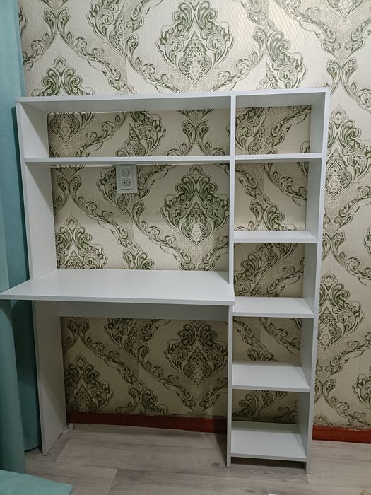 Стол с полками компактны