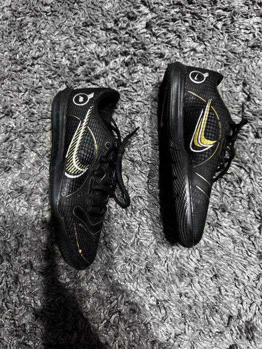 Adidasi Nike fotbal marimea 37.5