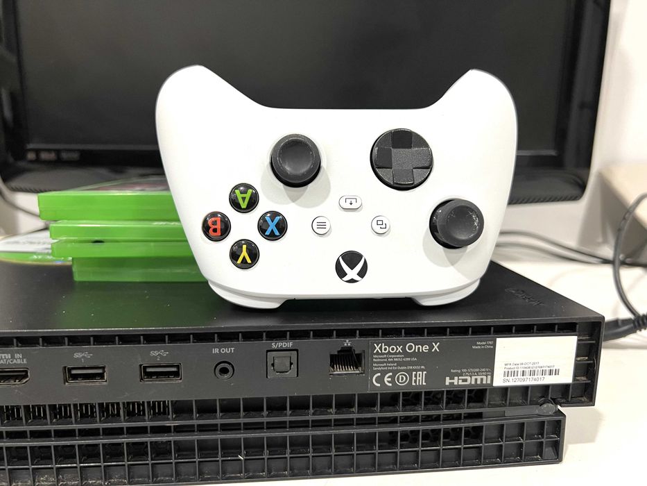 Consola  Xbox One X, 1TB, garantie, FC2025, Witcher, Gears of War și The Phantom Pain!