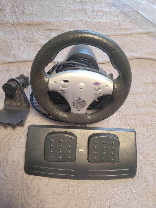 За игри кормило и педали