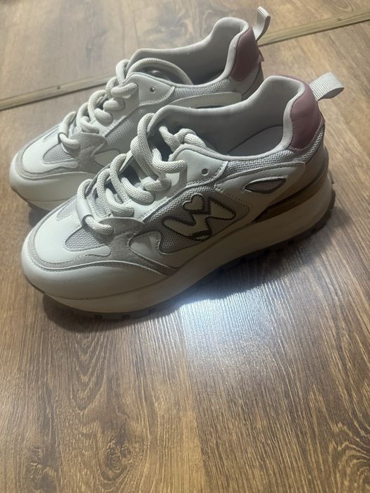 Продается кроссовки.