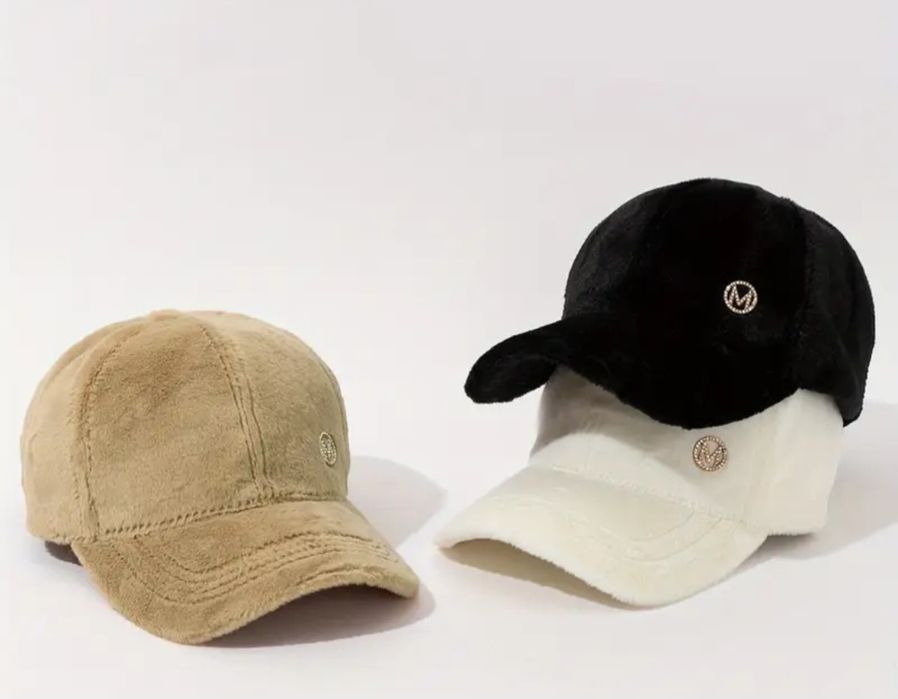 Черна шапка - кадифе.