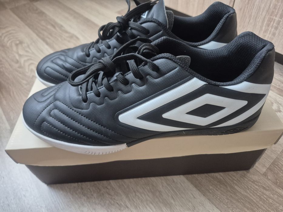 маратонки Umbro за футбол в зала