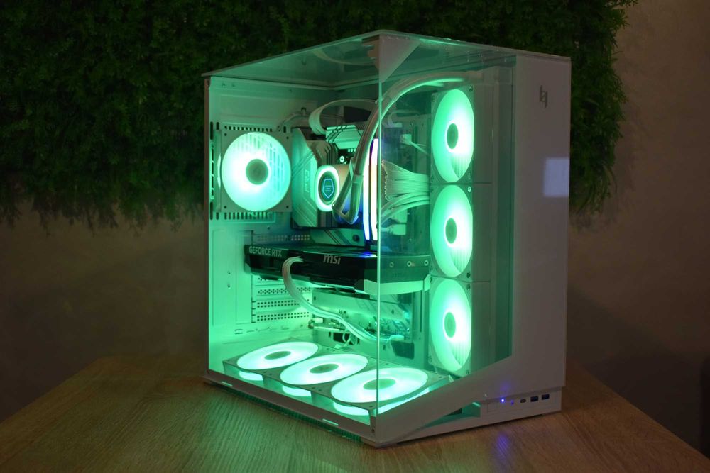 Геймърски Компютър Ryzen 7 9800x3d | RTX 5080 | 32GB RAM | 1TB Gen5 Ssd |