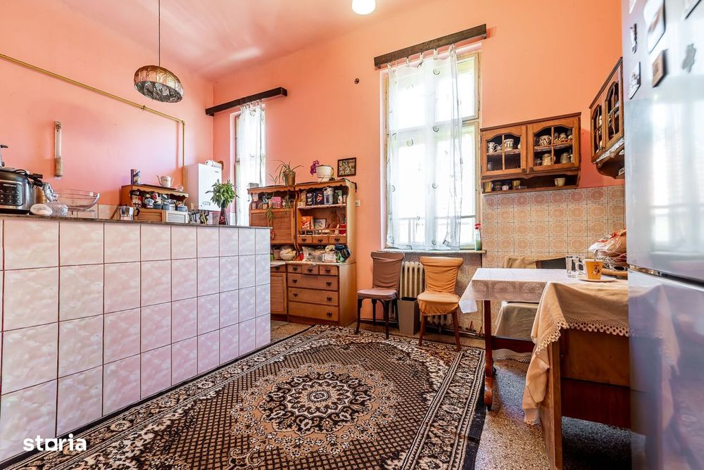 Apartament cu 4 camere si terasa si curte proprie, langa primarie