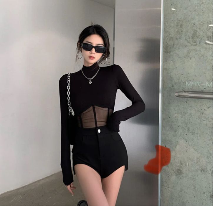 Женский лонгслив с сечатой вставкой