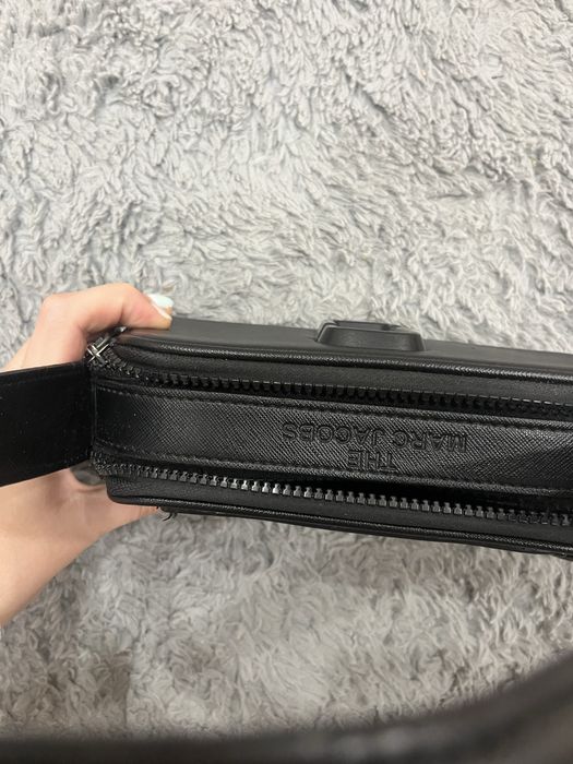 Оригинална чанта Marc Jacobs – черна, компактна и стилна