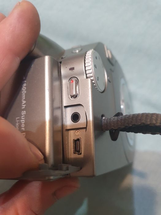 Camera foto video digitala Sony hdv-xr500x
Impecabila Funcționează perfect 
Are card 1gb
Fără alte accesorii