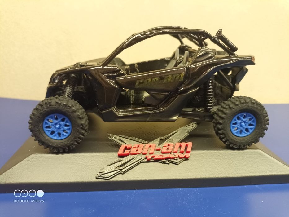 Модел в мащаб на can am Maverick X3